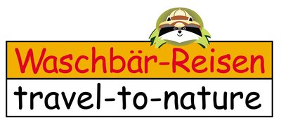 Logo aus Schriftzug "Waschbär-Reisen, travel-to-nature" mit einem gezeichneten Waschbären