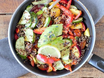 Quinoa Salat mit Gemüse in einer Pfanne