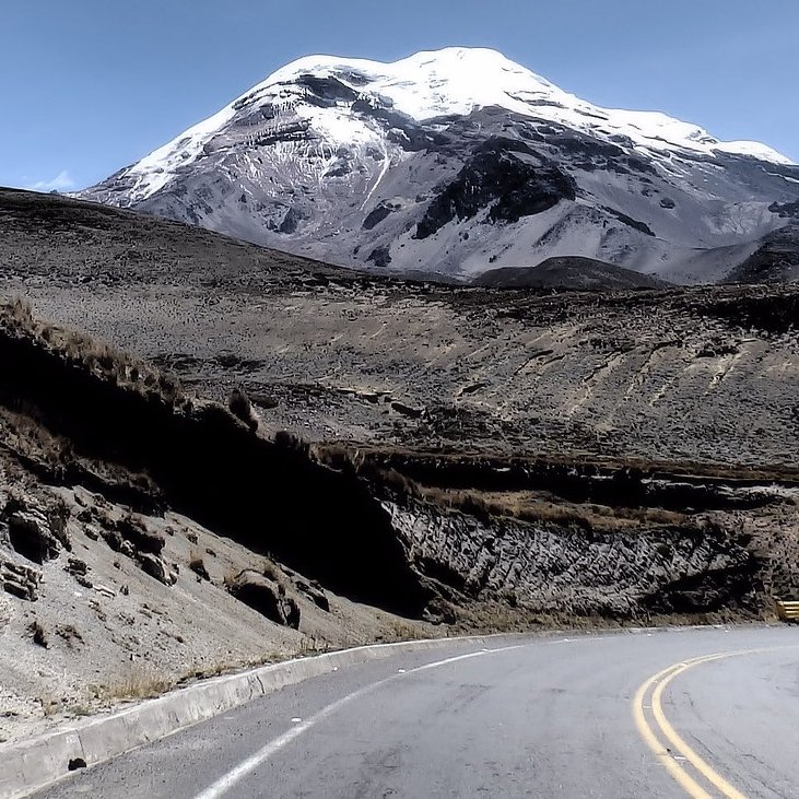 Eine Bergstraße führt hinauf in Richtung des Vulkans Chimborazo.