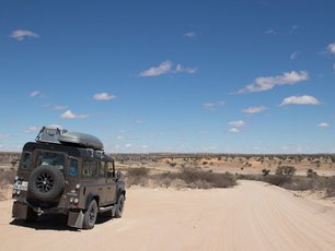 Auto in der Savanne von Namibia