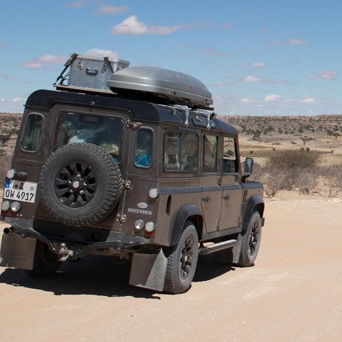 Auto in der Savanne von Namibia