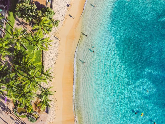 Strand und türkisfarbenes Wasser von oben