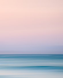 Langzeitbelichtung vom Meer in schönen hellen Farben