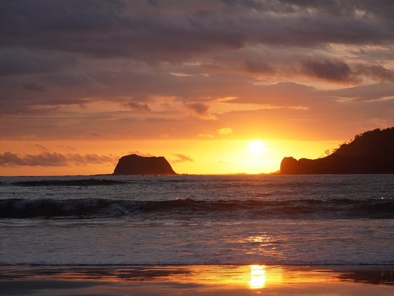 Sonnenuntergang über dem Meer bei Manuel Antonio