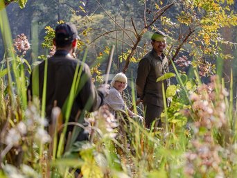 Touristin und Guides im Wals am Beobachtungsplatz für den Tiger
