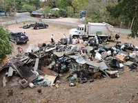 Menschen in Sámara sammeln Müll