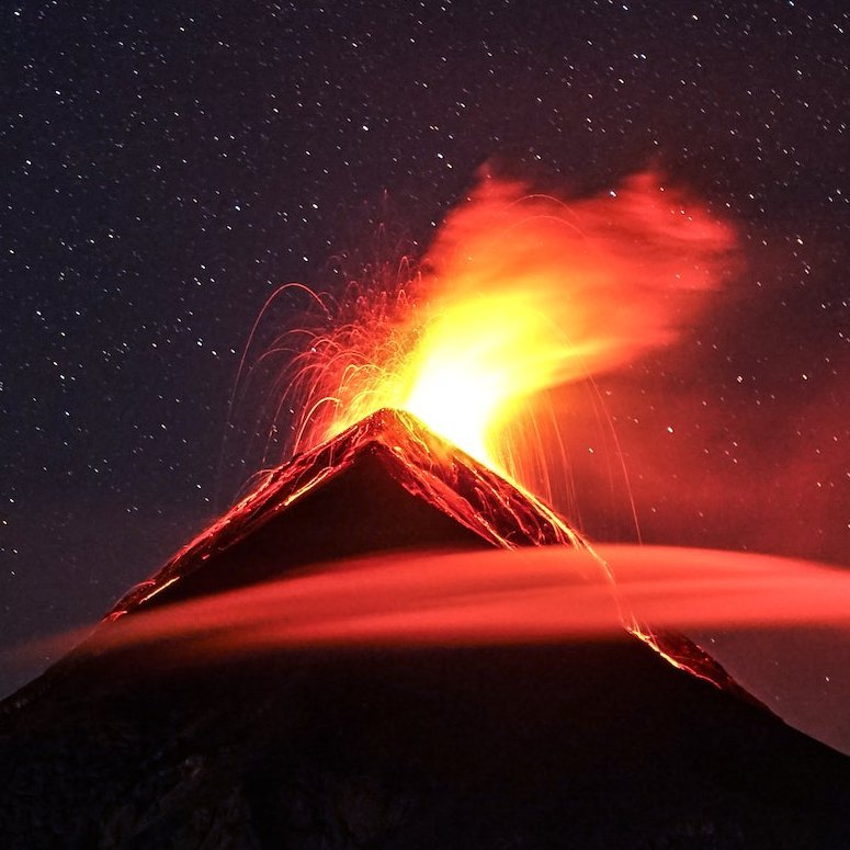 Aktiver Fulkan bei Nacht