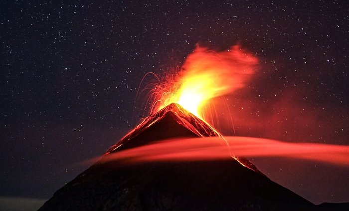 Aktiver Fulkan bei Nacht