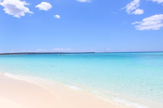 Weißer Sandstrand und türkisblaues Meer
