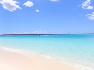 Weißer Sandstrand und türkisblaues Meer