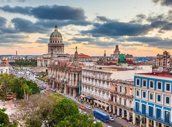 Blick auf die Stadt Havanna mit Wolken