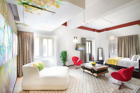 Individuell eingerichtetes Zimmer im Hotel Tantalo