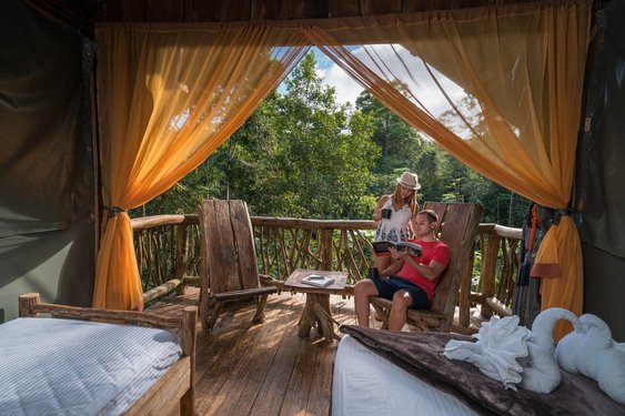 Costa Rica Reisen: Ein Pärchen sitzt auf dem Balkon der La Tigra Rainforest Lodge
