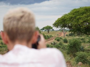 Tourist fotografiert die Landschaft Ugandas