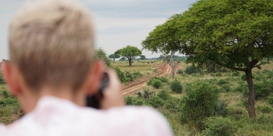Tourist fotografiert die Landschaft Ugandas