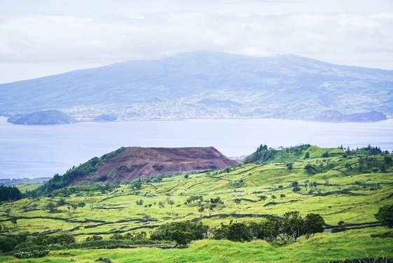 Grüne und üppige Landschaft auf den Azoren