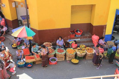 Einheimische verkaufen Früchte auf einem Markt