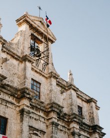 Gebäude mit der Flagge der Dominikanischen Republik 