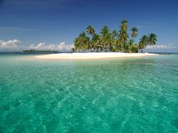 Türkisblaues Wasser umgibt die paradiesischen San Blas Inseln.