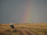 Breiter Regenbogen zeigt sich in der Savanne in Tansania