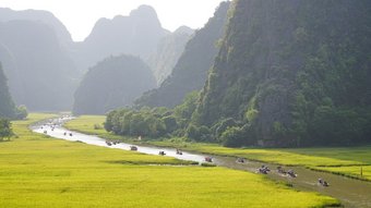 Tal mit Fluss umgeben von gelben Feldern