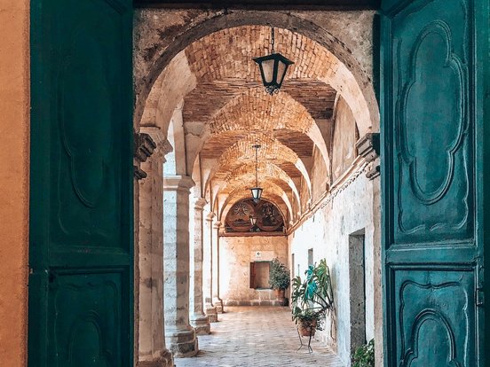 Stein-Flur mit blauer Tür. Sehr rustikal.