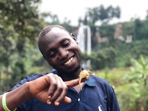 travel-to-nature Reiseleiter Herman vor Wasserfall in Uganda