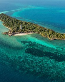 Insel der Chumbe Island Lodge von oben mit türkisfarbenem Meer