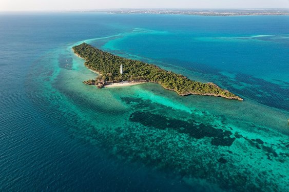 Insel der Chumbe Island Lodge von oben mit türkisfarbenem Meer