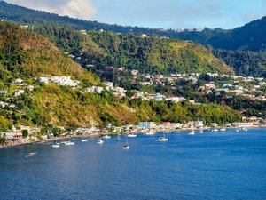 Hauptstadt von Dominica von oben mit Blick aufs Meer