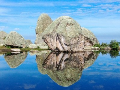 Peru: Marcahuasi Steine im Wasser mit Reflexion