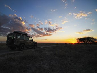 Auto im Sonnenuntergang