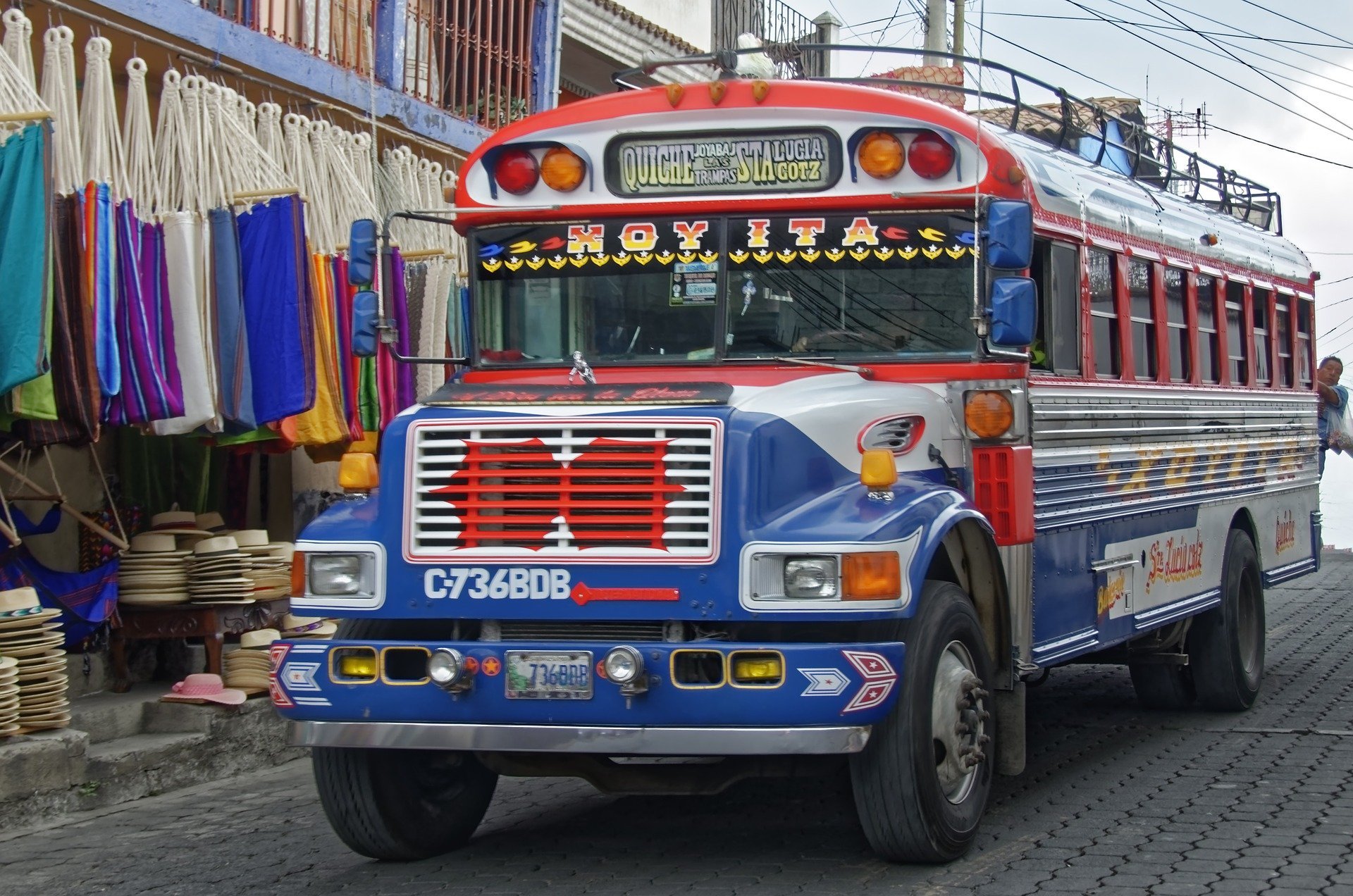 Ein typischer bunter Bus in Antigua.