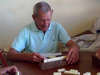 Karibik-Kuba-Menschen-Domino Älterer Mann spielt Domino in Kuba