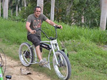 Mann posiert auf Fahrrad