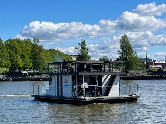 Hausboot auf einem See in Finnland