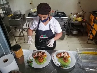 Koch in der La Tigra Lodge präsentiert das Weihnachtsmenü.