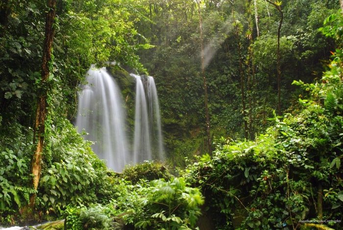 Wasserfall im Regenwald, langzeitbelichtet