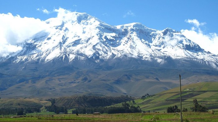 Der Wolken umhangene Vulkan Chimborazo.