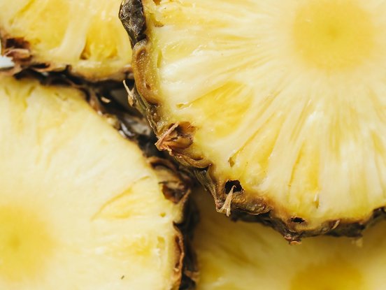 Aufgeschnittene gelbe Ananas