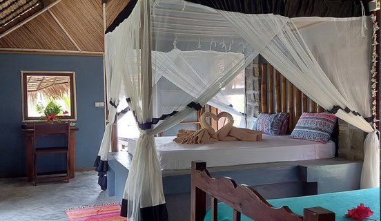 Bett im Sambara Hotel mit Moskitonetz