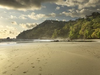 Strand in Puntarenas im goldenen Licht
