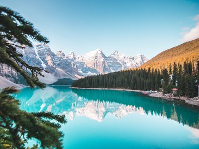 Rocky Mountains und türkisblauer See