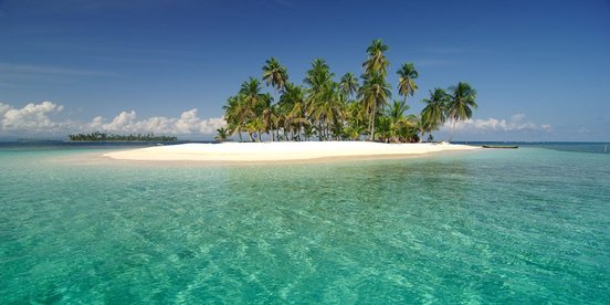 Kleine Insel im Meer mit einer Palme und türkisblauem Wasser