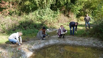 travel-to-nature Mitarbeiter arbeiten im Khali-Gelände