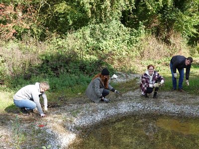 travel-to-nature Mitarbeiter arbeiten im Khali-Gelände