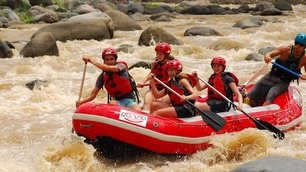 Gruppenreise in Costa Rica Reisegruppe beim Rafting in Costa Rica
