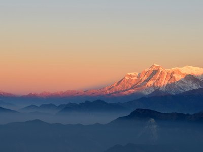 Berge des Himalaya bei Sonnenuntergang beleuchtet