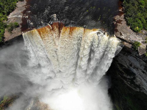 Riesiger Wasserfall von oben mit der Drohne aufgenommen