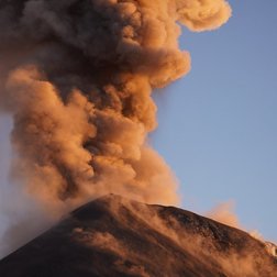 Volcán de Fuego bei einem Ausbruch